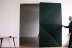 一扇门的折叠翻转：奥地利艺术家设计变形门 
