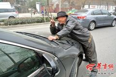 网传醉酒男马路中央拦车乞讨