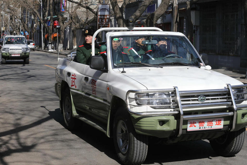 2014年2月27日上午，北京，两辆武警敞篷越野车在天安门广场附近的南河沿大街巡逻。