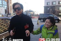 成龙“踩着点”走进会场