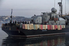 乌反潜舰被困港口 水手“晾被子”