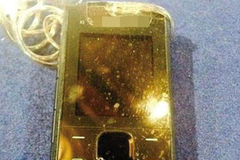 两会：赵本山用老款手机