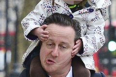 卡梅伦送女儿上学