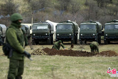 俄军在乌克兰军事基地挖战壕