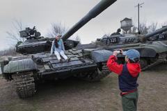 克里米亚民众在乌军坦克旁拍照