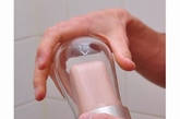 在我们的生活中洗手液渐渐取代了香皂，而成为在各种公共洗手间中最常见的清洁用品。尽管洗手液很方便，但是与固体的香皂比起来，它其中含有不少水的成分，运输起来更加不方便。这款新式的小装置，可以将香皂磨成碎屑以供使用。它既可以防止多人共用香皂滋生细菌，同时干爽的香皂不仅更容易拿取，沐浴时使用也不用担心湿滑的香皂会让人滑倒。（实习编辑：温存）