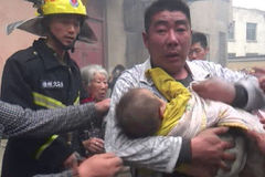 消防员火场让出面罩戴给婴儿