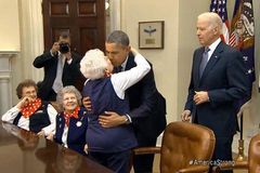 老太嘴对嘴强吻奥巴马