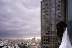 女摄影师高空危险自拍