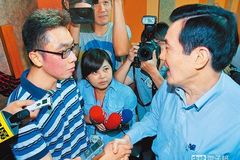 “反服贸”成员当众打脸向马英九致歉
