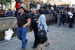 亲乌者被亲俄示威者包围扔鸡蛋