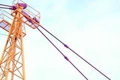 男子自绑脖子 欲跳50多高塔吊