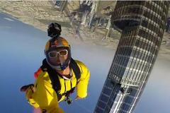 迪拜：两男子在世界最高塔跳伞