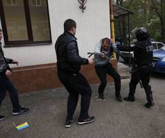 上千蒙面亲俄者袭击亲乌者集会