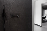 波兰工作室KASIA Orwat接受了各种装饰挑战，巧妙地将公寓变成了优雅的黑色和白色的家园。原始而充满阳刚，这间公寓当然也不缺乏创意。几何形状很好地用在公寓当中，模糊了空间之间的过渡，并增加了动感。简单的线条往往会收到令人惊讶的视觉效果，这样可以构建出节奏感。（实习编辑：胡嘉怡）