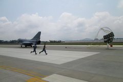 折叠存放过程歼十减速伞