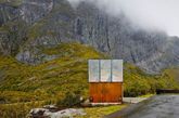 这座厕所位于挪威，罗弗敦群岛，其是建筑师Manthey Kula设计的，被命名为“第四最可爱的厕所”。由于从前的建筑被风刮跑了，如今这里被改建成了厕所。为了摆脱前任的命运，新的厕所需要坚固耐用。该厕所是由10-12毫米的耐候钢焊接而成的。两个大的玻璃开窗可以观看天空和反射地面景色。
