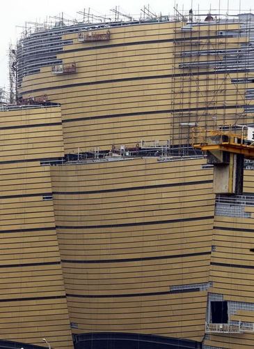 武汉现巨型“黄金屋” 外立面贴满“金条”