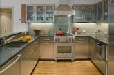 在很多人的印象中，不锈钢厨房仅属在于餐厅的设计里。但事实上，不锈钢可以在你家厨房得到一个完美的体现！传统的不锈钢厨房是全不锈钢设计，没有过多的装饰，柜面也相对低矮。现代的不锈钢厨房，会用石材或者玻璃等不同的材料与不锈钢进行混搭搭配，为单调的空间增添乐趣。另外，不锈钢容易清洁打理，非常适合爱干净的朋友。