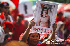 泰国红衫军街头示威声援政府