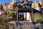 南非一建在岩洞上的露天酒店 当一回现代“原始人”
