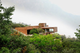 墨西哥P+0建筑师事务所完成了在墨西哥北部山区的Narigua house。为了避免茂密区域的丛林，家的概念变成了围绕整个生态系统而起，三个盒子般的板块重叠而成，不同方位不同形状彼此交叉，形成悬臂，和随后的梯田垂直。