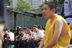 大学生抢小学生171元获刑10年 校园内宣判