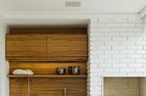 Panamby公寓的视觉效果温暖并且显示出现代感的舒适和谐，搭配绿色十分贴近自然。这间170平米的公寓位于巴西圣保罗一个高档街区。公寓的主人一对有两个孩子的年轻夫妇，空间设计也非常适应家庭的生活需要。橡木饰面和金色装饰给这个空间更多正能量和彰显设计师的个性。厨房使用绿色的瓷砖和白色的家具添加了柔和的元素。（实习编辑：王臻）