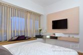 这间公寓位于新加坡，由著名的德国建筑师奥雷·舍仁设计，委托KNQ联合工作室创造出装潢简约温馨的氛围。建筑师目标是营造干净、现代而温馨的氛围，来迎合年轻一族的品味：“室内需要一种茧般的感觉，在宽敞的生活空间中营造视觉上的温暖 ，整个公寓是超过200平米因此我们采用了大量的温暖木质材料，具有对比特点的家具和甜美的织物来软化墙和柱子的硬边”。（实习编辑：王臻）