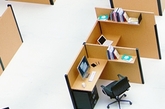办公桌局限住你和同事、顾客间的活动吗？法国设计师Benoit Challand设计了一套新式办公桌 Fold Yard，保存办公桌既有的隔间、抽屉、书架等设计，加上新创意，将办公桌设计成英文字母的的外观。千万别小看这样字母形状的办公桌，它不仅能让你和同事的办公桌排列成有意义的英文标语，也活化了办公室内。字母Ｏ可作为开放式空间使用，字母Ａ则是私领域的办公空间，下次佈置家裡时，不妨参考看看将3D字体活用到生活空间设计的创意吧！（实习编辑：胡嘉怡）