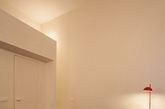 这间小户型设计位于立陶宛维尔纽斯，由YCL Studio设计。这里，有更多来自建筑师的关于微公寓的介绍：“老的分区都被新的所取代。新空间有着坚实的高空间，可以容纳一间休息室，厨房，客厅和一间卧室，浴室和其他空间都被隐藏起来”。白色墙壁，白色木框以及橡木地板与错落有致的瓷砖和天花板造型相对比，展现出真实而富有个性的维尔纽斯之家。（实习编辑：胡嘉怡）