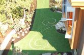减少草坪面积：传统的草坪会比较废水而且需要定期修剪，采用石板和大型植株装饰花园会更省心并且环保。