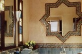 简单的居所里，也可以有豪华大气之风。坐在家中，也能够尽享异域风情！今天，我们为大家带来28个摩洛哥风格的豪华浴室，给您打造奢华浴室的灵感。获得奢华体验，其实没有那么困难，可以先从具有典型东方风格的墙壁、浴缸、瓷砖入手，之后再从地毯，马赛克、陶瓷等细节入手。而在颜色上，白色，浅灰色，蓝色或绿色都是非常好的选择。如果你想具有撞色的别致，则可以选择蓝色、金色和黑色的色彩搭配方式。再添上精致的摩洛哥风格木制家具和窗帘，就可以轻松打造奢华浴室啦！（实习编辑：辛莉惠）
