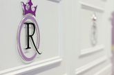 这间牙科诊所采用现代巴洛克风格装修，主打简明的白色和高贵的紫色。浮雕墙面、贵妃躺椅和描金处理的壁纸渲染出皇室复古氛围，柔和的紫色使得冰冷的医疗仪器充满温度。（实习编辑：王臻）
