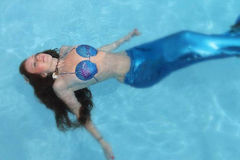 美双腿瘫痪女孩水中拍人鱼照