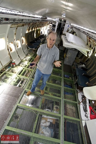 退休工程师15年住在波音727 睡沙发床吃罐头过日子