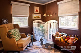 朴实而温暖，棕色是一婴儿房常用的颜色。暗棕色或浅米色的搭配，可以避免产生阴暗压抑，而给人温暖的感觉。（实习编辑：庄沐林）