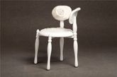 这款兔椅的造型源自很久以前的一把圆风椅,采用黑白皮草拼缝的玫瑰花图案,只是去掉两个扶手,改成两个靠背,酷似两只兔耳.加上曲线造型的椅腿,增添了几分高贵的气质。（实习编辑：王臻）