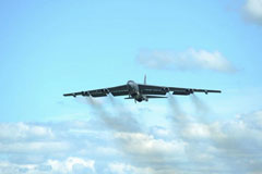 美军B-52时隔11年重返英国基地