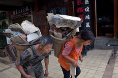 夫妻拼命打工供养大一女儿和准备高考儿子