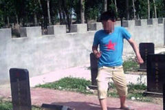 网曝河北一少年踹倒抗日烈士墓碑