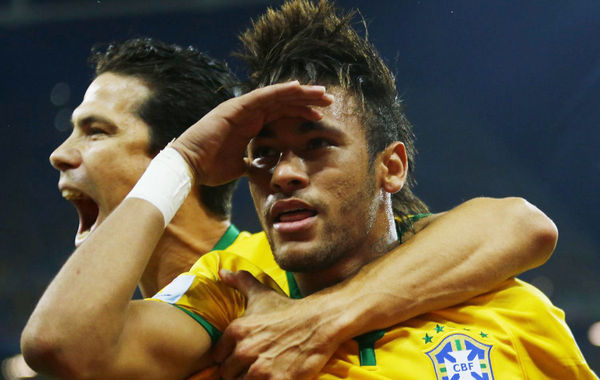 2014年6月13日，巴西圣保罗，2014年巴西世界杯小组赛A组首轮，巴西3-1克罗地亚。第11分钟，马塞洛将球碰进自家球门。但好在内马尔第29分钟为巴西队扳平了比分。上半场双方战成1-1。下半场弗雷德制造争议点球，内马尔一蹴而就。伤停补时阶段，奥斯卡一脚机灵的捅射为巴西队锁定胜局。内马尔世界杯的首场比赛，进球数便超越了梅西前两届世界杯的总进球数（1球）。内马尔成为自1962年以来，第一位在世界杯首秀打进两球的巴西人。