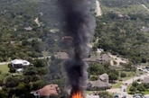 6月13日消息，美国德克萨斯州一对夫妇烧掉了自己372平米的豪宅，这座豪宅坐落在75英尺（约合23米）的峭壁边。（实习编辑：胡嘉怡）