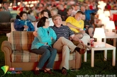 当地时间2014年6月12日，德国柏林，呼朋引伴家里聚会实在不过瘾，德国的球迷为了更舒服地观看比赛，竟然把沙发搬到了球场上，在公共“客厅”观看了巴西世界杯揭幕战。（实习编辑：胡嘉怡）