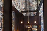 这家位于哥本哈根名为Restaurante Sudamericano的新潮餐厅最近刚刚开业。大印花的瓷砖和墙面来自于热情奔放的拉丁文化，黑色桌椅、白色蜡烛又继承了斯堪的纳维亚的简洁，两种风格的激情碰撞成为这家餐厅的最大亮点。（实习编辑：王臻）