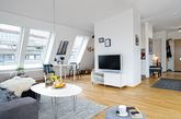 瑞典设计的特点是线条简洁，中性色彩，纹理，地毯和亮度。这所阁楼公寓，它位于瑞典第二大城市哥德堡的中心区。波西米亚小镇，也被称为“通往北欧的门户”，这里有大量紧凑型小型住宅，展示了华丽细节和简单的现代外观。毫不费力地，这间59平方米的公寓非常精致。宽敞的客厅与厨房和书房相结合。其中一个特定的细节吸引了我的注意：书房处圆形，优雅，近乎“巴洛克”式的窗口。简单的地毯，增强了舒适感，展现出这间公寓真实的瑞典特性。主卧室不是很宽敞，但看起来真的很舒服。（实习编辑：王臻）