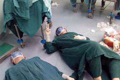 医生手术32小时累趴地上