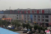 昨天北京电视台报道，在大兴区旧宫镇德贤路附近的一家商城楼顶，“惊现”一组2000多平米的徽派建筑。该建筑的归属公司员工告诉《法制晚报》记者，公司一年前买下这处建筑时房屋就已存在，只不过将其装修成徽派建筑。目前镇政府已经着手对该情况进行调查。记者从商城西侧的小门进入后，乘坐电梯直达商城4层，即楼顶区域。随即映入眼帘的便是一片白砖灰瓦的徽派建筑群，走廊、庭院、牌楼一应俱全。据旧宫镇政府土地规划科工作人员表示，商城楼顶建筑没有进行相关备案。（实习编辑：胡嘉怡）