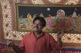 据英国《每日邮报》6月24日报道，英国摄影师马克·利弗（Mark Leaver）前往印度旅行时，抓拍到德里贫民窟艺人街的独特风景。这里2800多户家庭都是街头艺人，包括木偶艺人、音乐家、杂技演员、民间歌手、魔术师等。这些艺人从哪里来已经不得而知，但艺人街（Kathpulti Colony）的出现可追溯到40多年前。随着时间流逝，这里开始形成一种独特的文化现象。现在，政府正要清理这一地区，艺人们被要求离开，为兴建豪宅让路。此举引发许多人担忧，这些艺术形式的存在遭到威胁。为了留住艺人街的魅力，英国摄影师利弗记录下每位艺人的天赋与生活。（实习编辑：胡嘉怡）