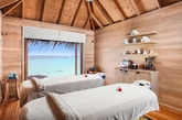 CONRAD MALDIVES RANGALI ISLAND
蓝天白云一望无际，清澈如镜的海水清凉透心，渡假胜地的马尔地夫当然不会错过这回介绍的名单，又是一间木材建筑，不难发现人们相当依赖大自然的元素与景色。